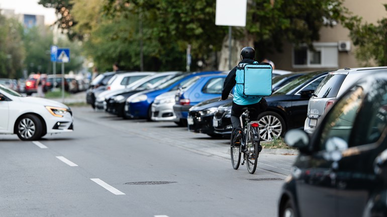 cykelbud cyklar på gata