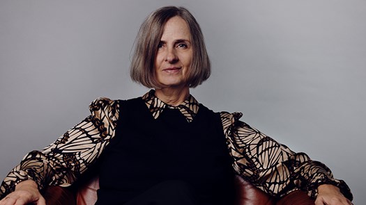 Susanna Alakoski i mönstrad svart och brun blud