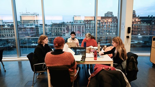 Studenter i orkanenbiblioteket.