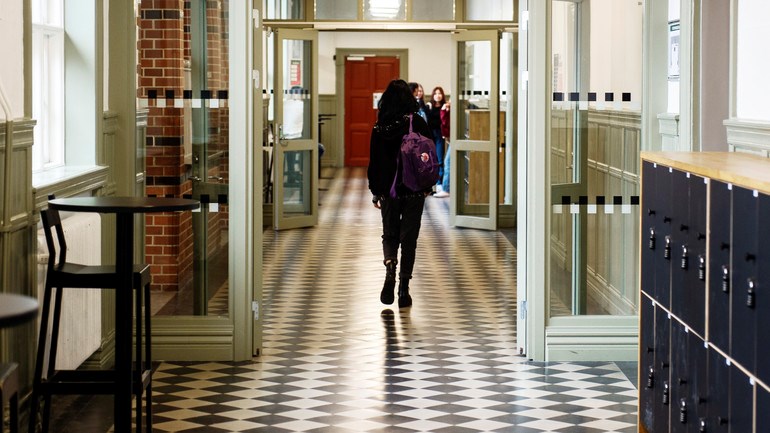 Elever på högstadium har rast.