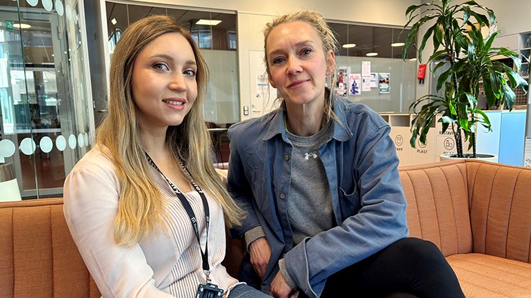 De två forskarna i artikeln sitter i en soffa