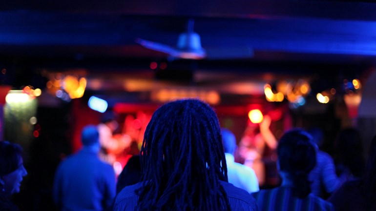 En person med dreadlocks på konsert.