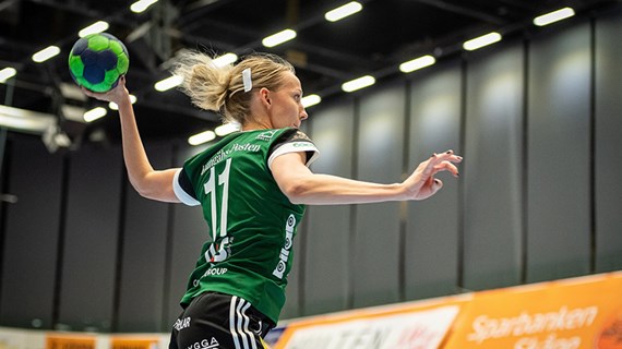 Kvinna spelar handboll