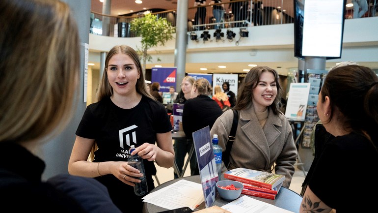 Besökare på Öppet hus pratar med studentrepresentanter från Kriminologiprogrammet.