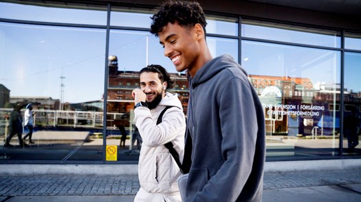 Studenter promenerar vid kajen.