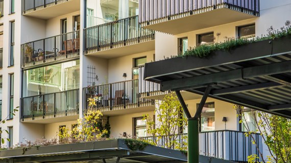 Fasader på bostadshus.