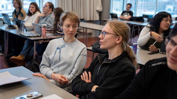 Studenter deltar i en föreläsning.
