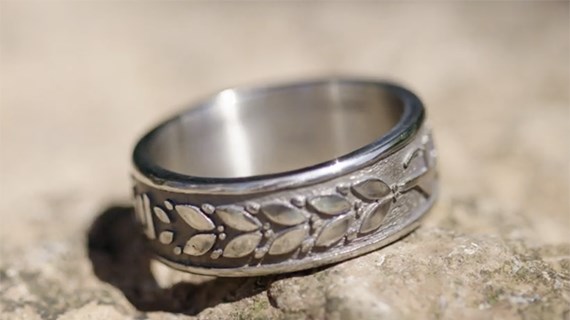 Ring i humaniummetall