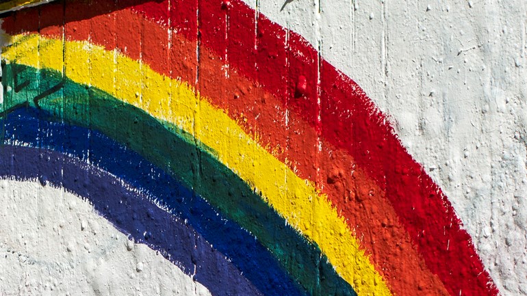 Närbild på graffitivägg med illustration och texten "Colombia".