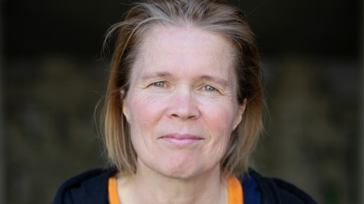 Närbild Ia Genberg i blå tröja