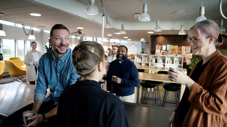 Personer fikar på universitetet
