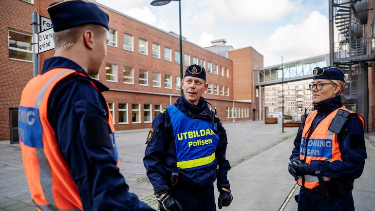 Polisstudenter tränar på hur de ska hantera unga lagöverträdare.