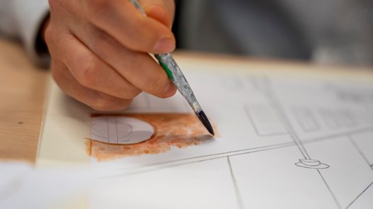 Studenter studerar färg och perspektiv.