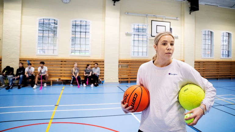 Idrottslektion med elever i åkurs 7.
