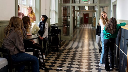 Elever på högstadium har rast.