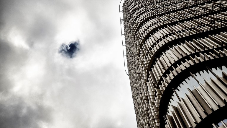 Niagaras fasad mot molntung himmel.