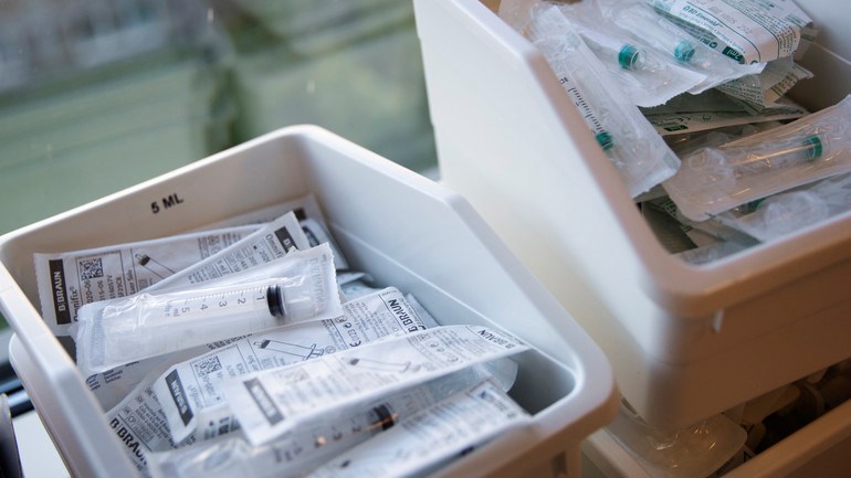 Förpackningar med plastsprutor för undervisning.