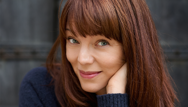 Lina Wolff i blå stickad tröja