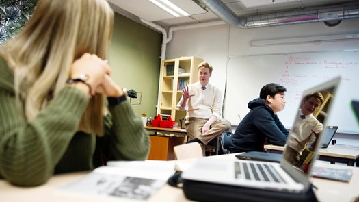 Lärare och elever i årskurs nio.