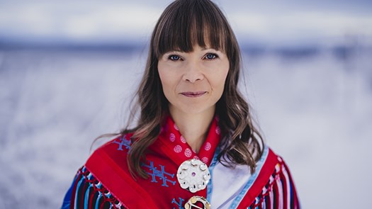 Ann-Helen Laestadius i samedräkt i snölandskap