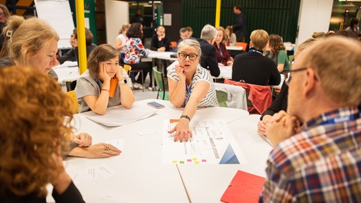 Personer som arbetar tillsammans på en workshop.