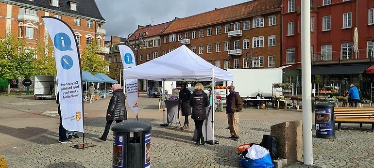 Ett torg med ett informationstält i Hässleholm