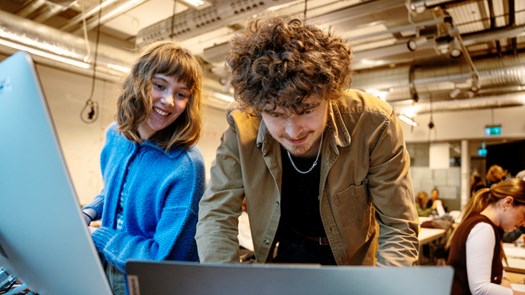 Studenter studerar färg och perspektiv.