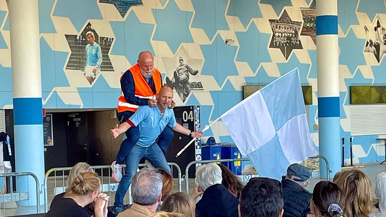 Aage Radmann tillsammans med scenkonstnären Matthias Hahne Thorbjörnsson under sin föreställning "Supporter i nöd och lust."