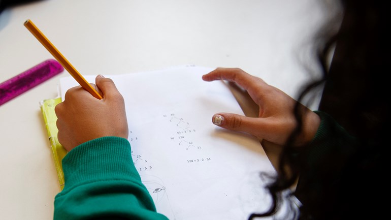Skolelev med penna, papper - mest händerna syns