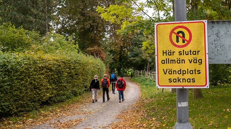 Tre personer ute och vandrar