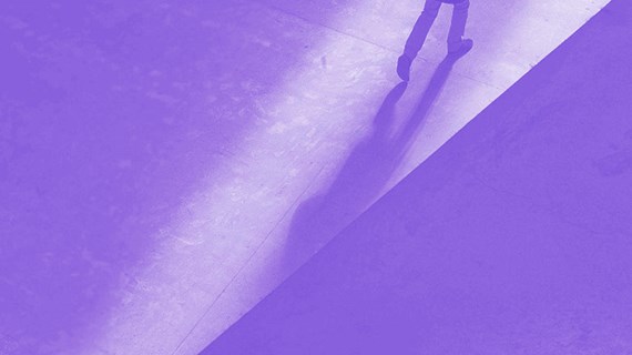 Skuggan av person som går iväg