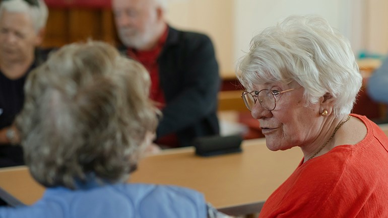 Äldre samtalar. Foto: Unsplash