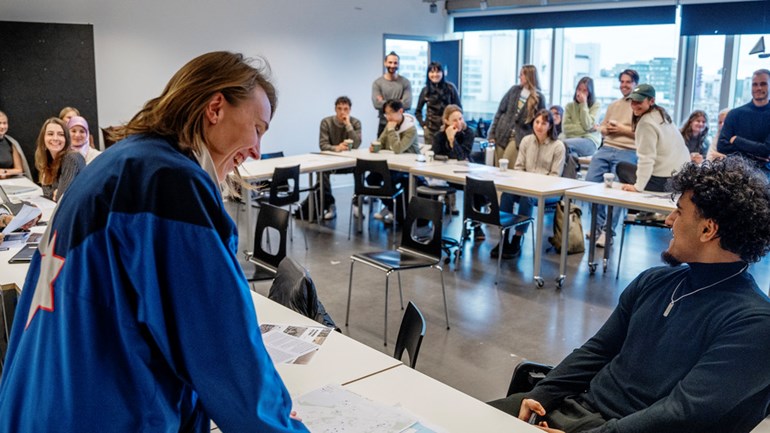 Student presenterar arbete för lärare. 