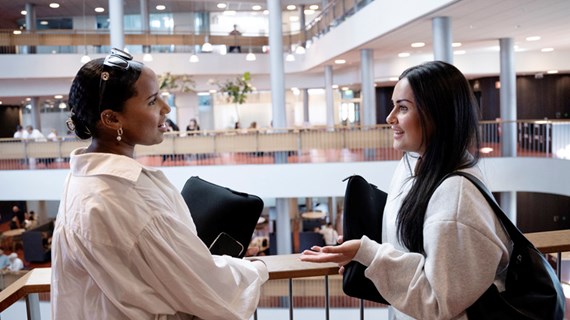 Studenter väntar mellan föreläsningar.