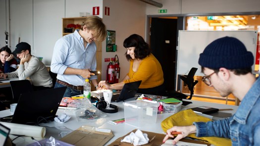 Studenter gör grupparbete med prototyper.