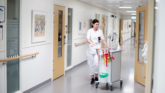 Specialistsjuksköterska i korridor.