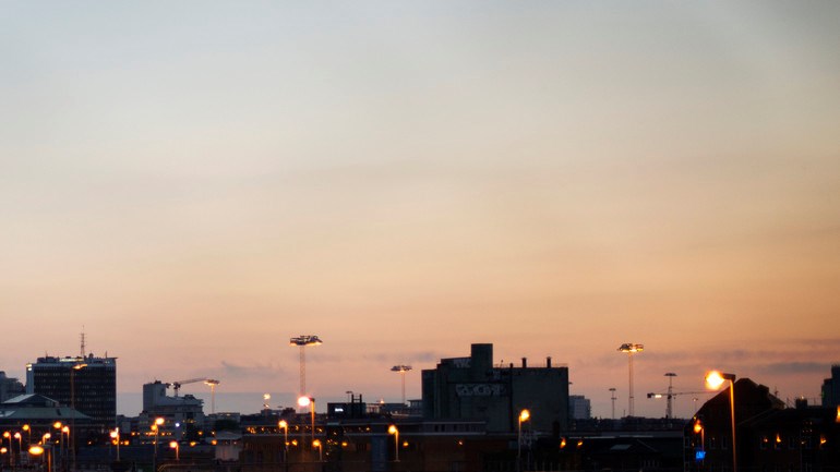 Utsikt över Malmö vid solnedgång. Bilden är tagen från gångbron till Norra hamnen.