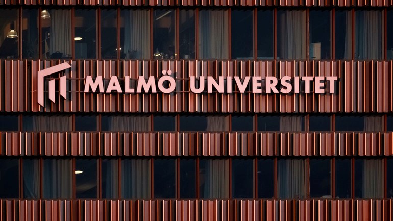 Niagaras fasad i kvällsljus.