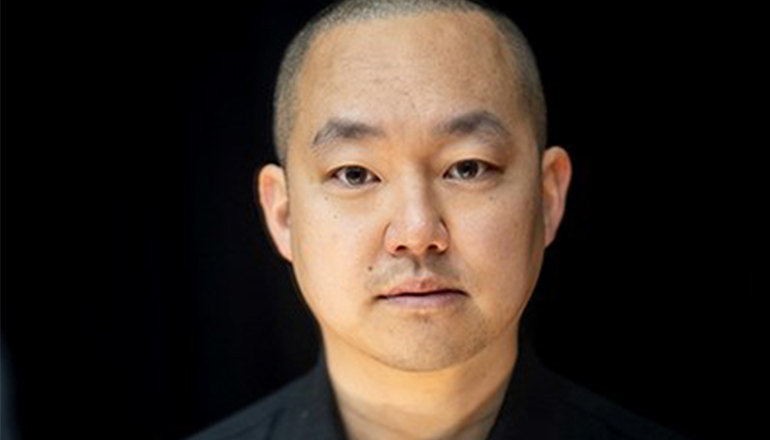 Patrik i svart skjorta mot svart bakgrund