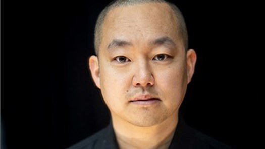 Patrik i svart skjorta mot svart bakgrund