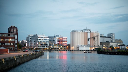 Utsikt över Bassängkajen vid skymning.