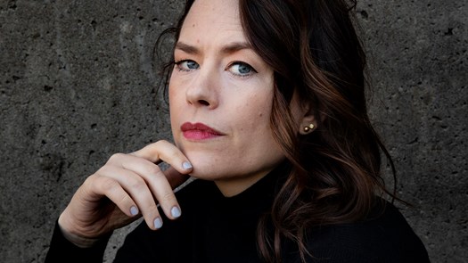 Författaren Liv Strömquist i svart polotröja