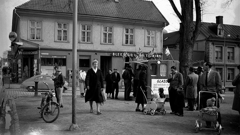 äldre bild av människor på ett torg