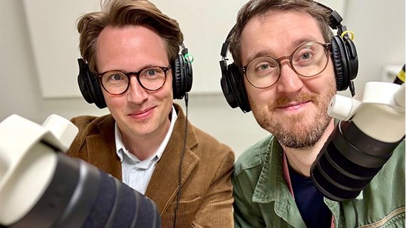 Joel Holmgren och Jens Alvén Sjöberg vid Institutionen för polisiärt arbete har startat podden Poliskranen.