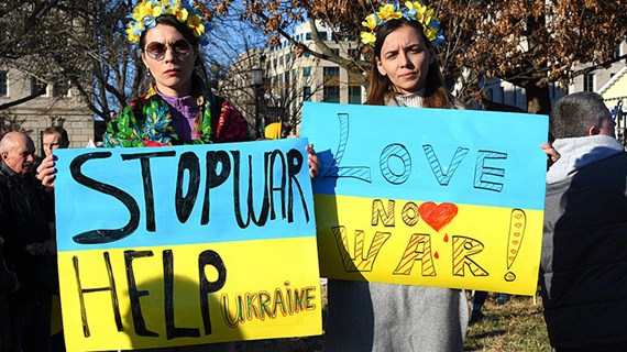 Ukrainare demonstrerar för fred i Ukraina. Wikimedia commons: 51909265475