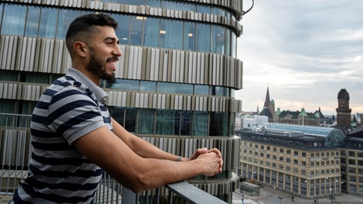 Medarbetare tittar på utsikt över Malmö.