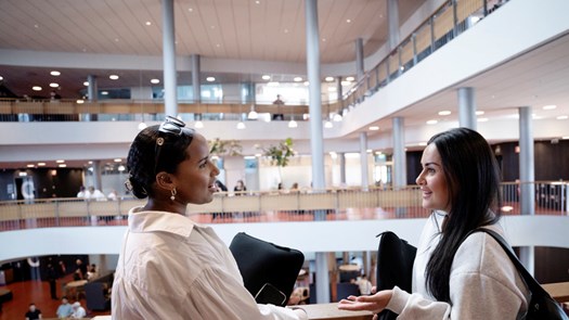 Studenter väntar mellan föreläsningar.