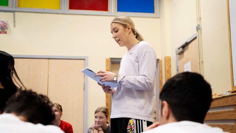 Idrottslektion med elever i åkurs 7.