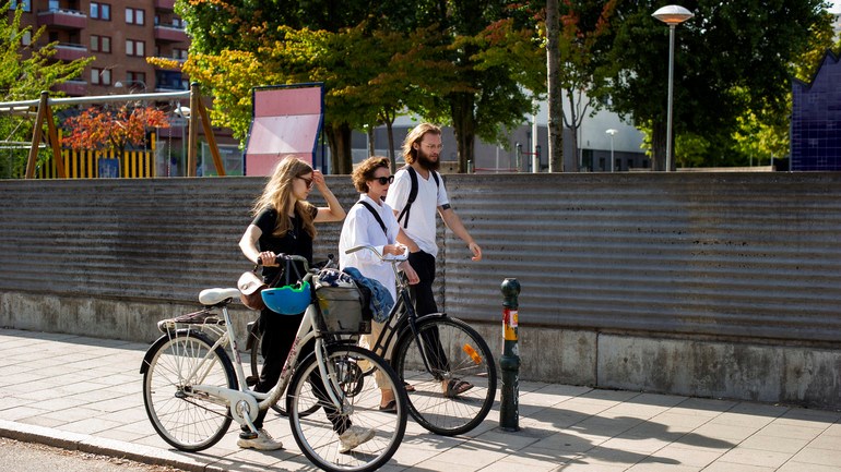 Studenter promenerar längst Norra Parkgatan