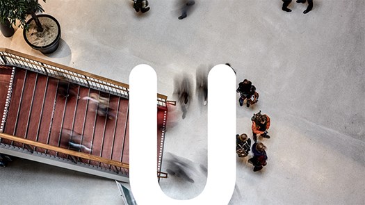 Trappa ovanifrån och bokstaven U